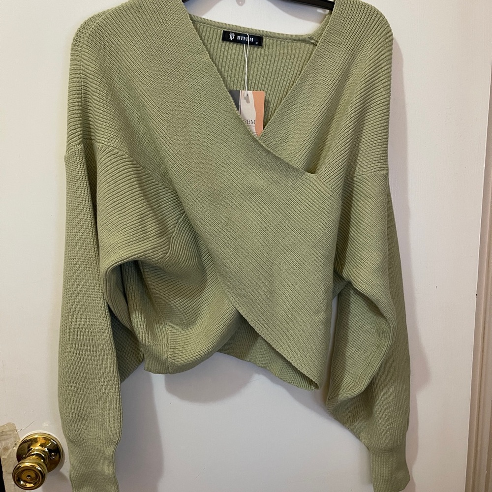 Green V-Neck Sweater Chic Style
